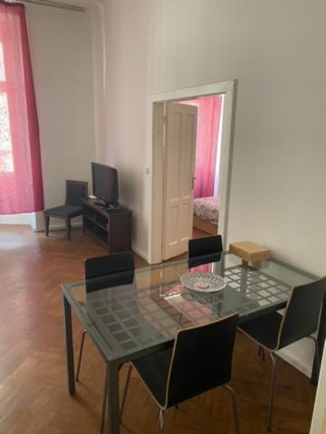 Large 3 Bedroom Family Apartment Close To The River Praha Eksteriør bilde